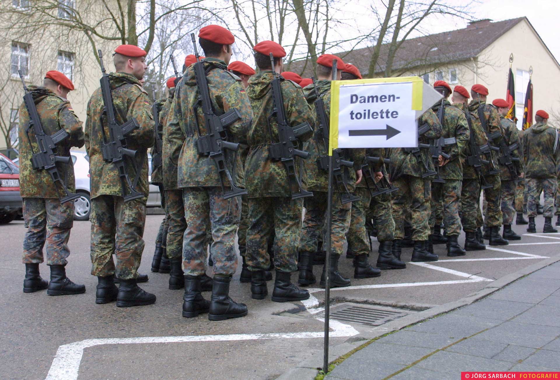 Bundeswehr, Schlange stehen, Soldaten, Gewehre, Toilette